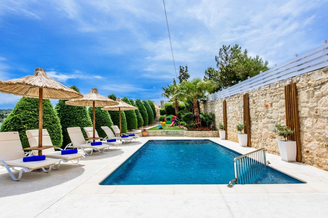 Elmyra Villa, Heated Pool & Walking To Beach, By Thinkvilla Gerani  Exterior photo