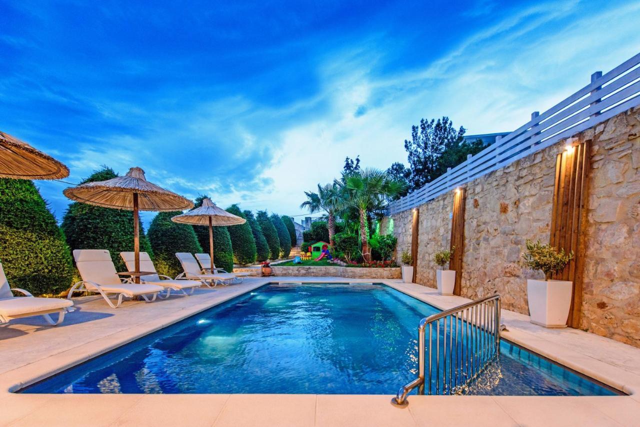 Elmyra Villa, Heated Pool & Walking To Beach, By Thinkvilla Gerani  Exterior photo
